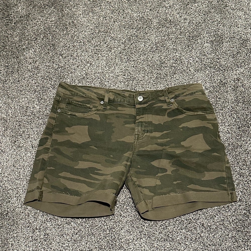 Lucky Brand Camouflages for Green Shorts size 12/31